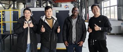 Kunder besøker Waxing-fabrikken